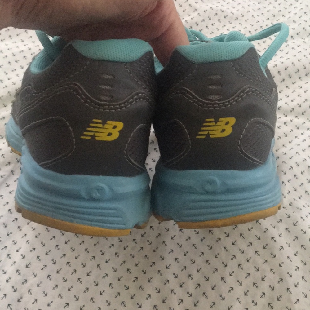 NEW BALANCE 380 athletic shoes size 7 gently used, clean, no stains - Picture 5 of 8